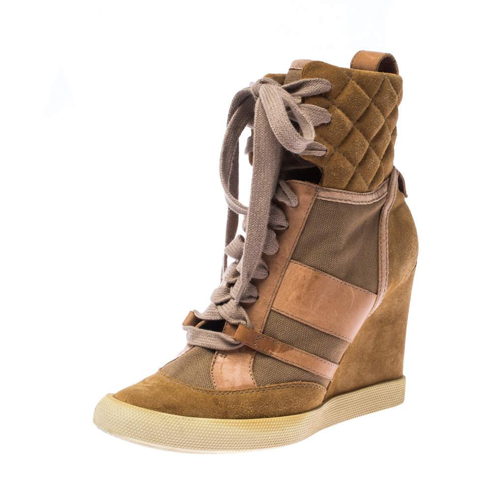 Faites de ces bottes élégantes les vôtres cette saison. Elles sont confectionnées en cuir, toile et daim et présentent un motif matelassé près des chevilles. Conçues avec des lacets, des talons compensés et des semelles confortables, ces bottes