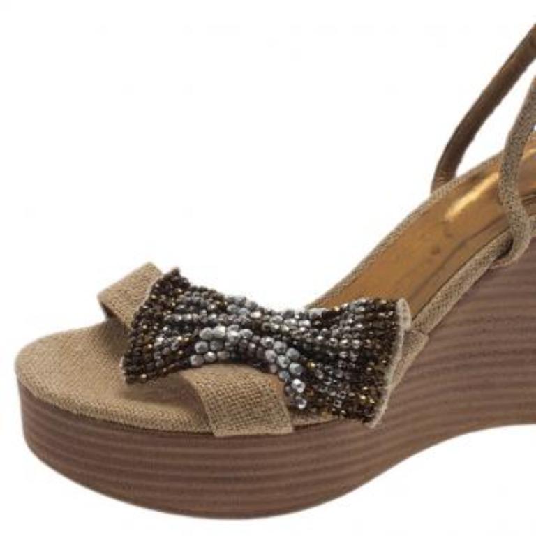 Chloe Beige Canvas Crystal Bow Ankle Strap Wedges Size 37 Bon état - En vente à Dubai, Al Qouz 2