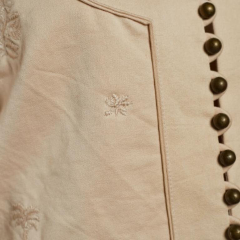 Conquista complimenti a bizzeffe sfoggiando questo top artistico di Chloe. Questo grazioso top beige ha bottoni frontali e maniche lunghe ed è realizzato in cotone traspirante.