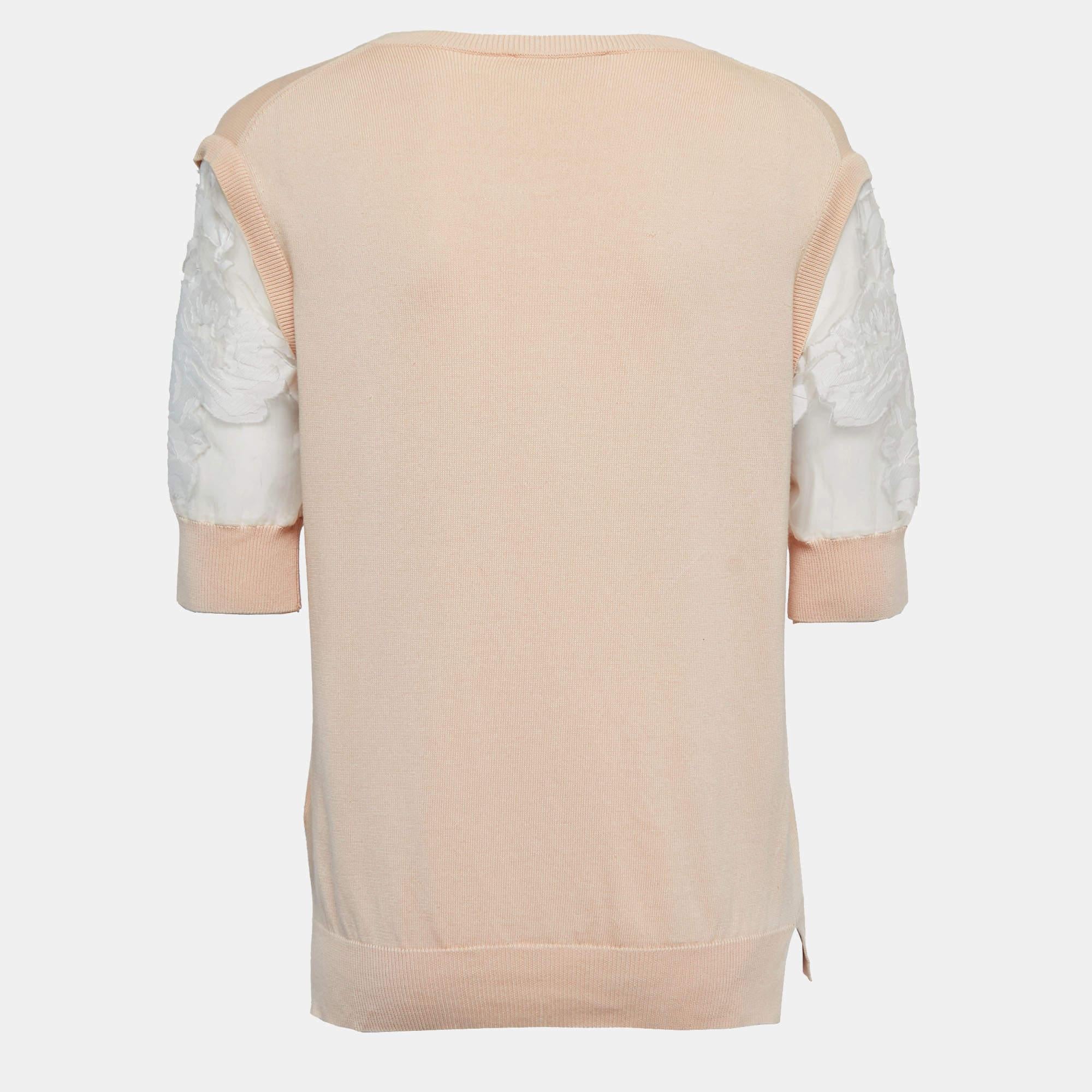 Ce haut de créateur est synonyme de style et de confort. Confectionnée à partir des meilleurs tissus, la création a fait l'objet d'une attention toute particulière. Portez-la avec un jean et des chaussures plates.