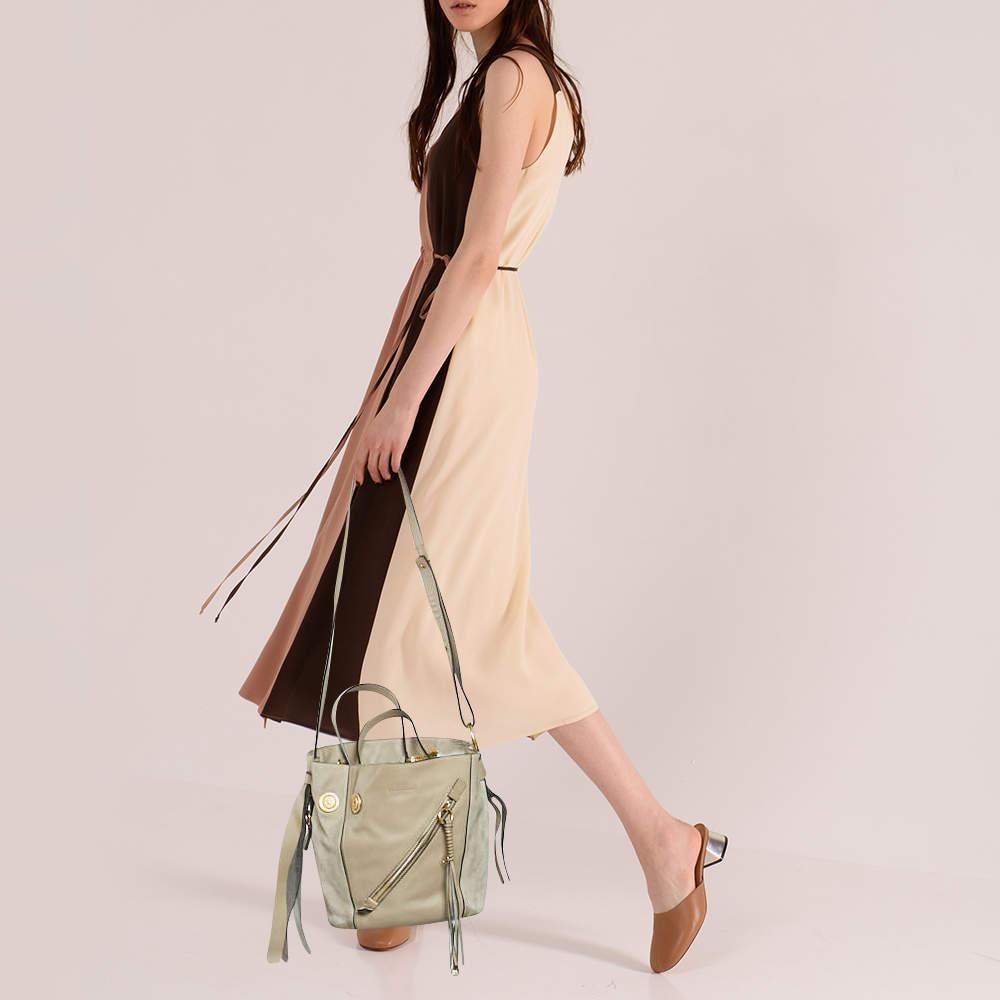 Questa seducente tote bag da donna è stata progettata per assistervi in ogni giornata. Comodo da trasportare e dal design alla moda  la tote è tagliata con maestria e cucita in modo da ottenere un'ottima forma. È ben equipaggiato per essere un