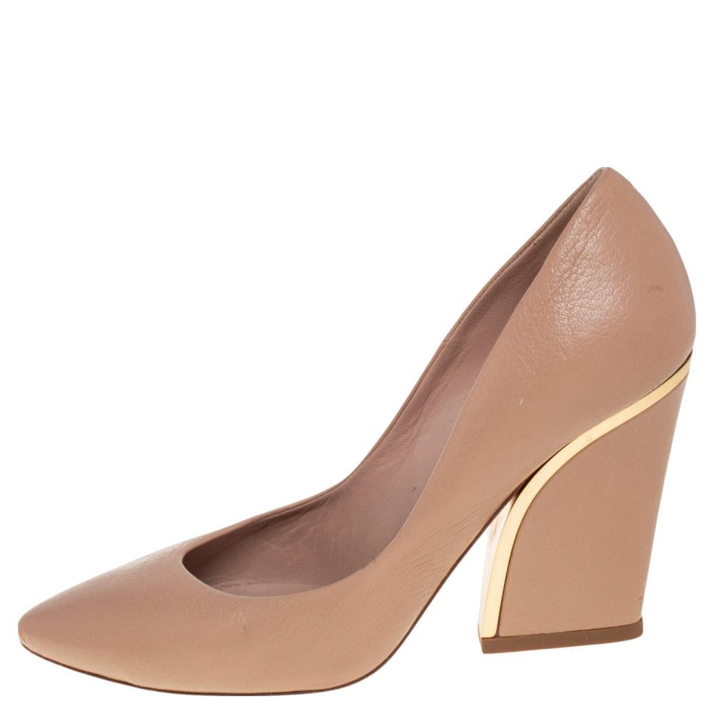 Chloe's timeless aesthetic and stellar craftsmanship in shoemaking is evident in these pumps. Crafted from leather in a beige shade, they are made into a pointed-toe silhouette and raised on block heels. The Beckie pumps are ideal for any formal or