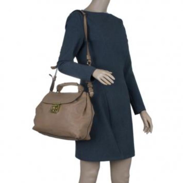 Keep all your essentials handy with this Chloe satchel. Its versatile color can be matched with any outfit, made from leather and coupled with golden hardware. It feature a top handle and a removable shoulder strap, designed with a flap push-lock