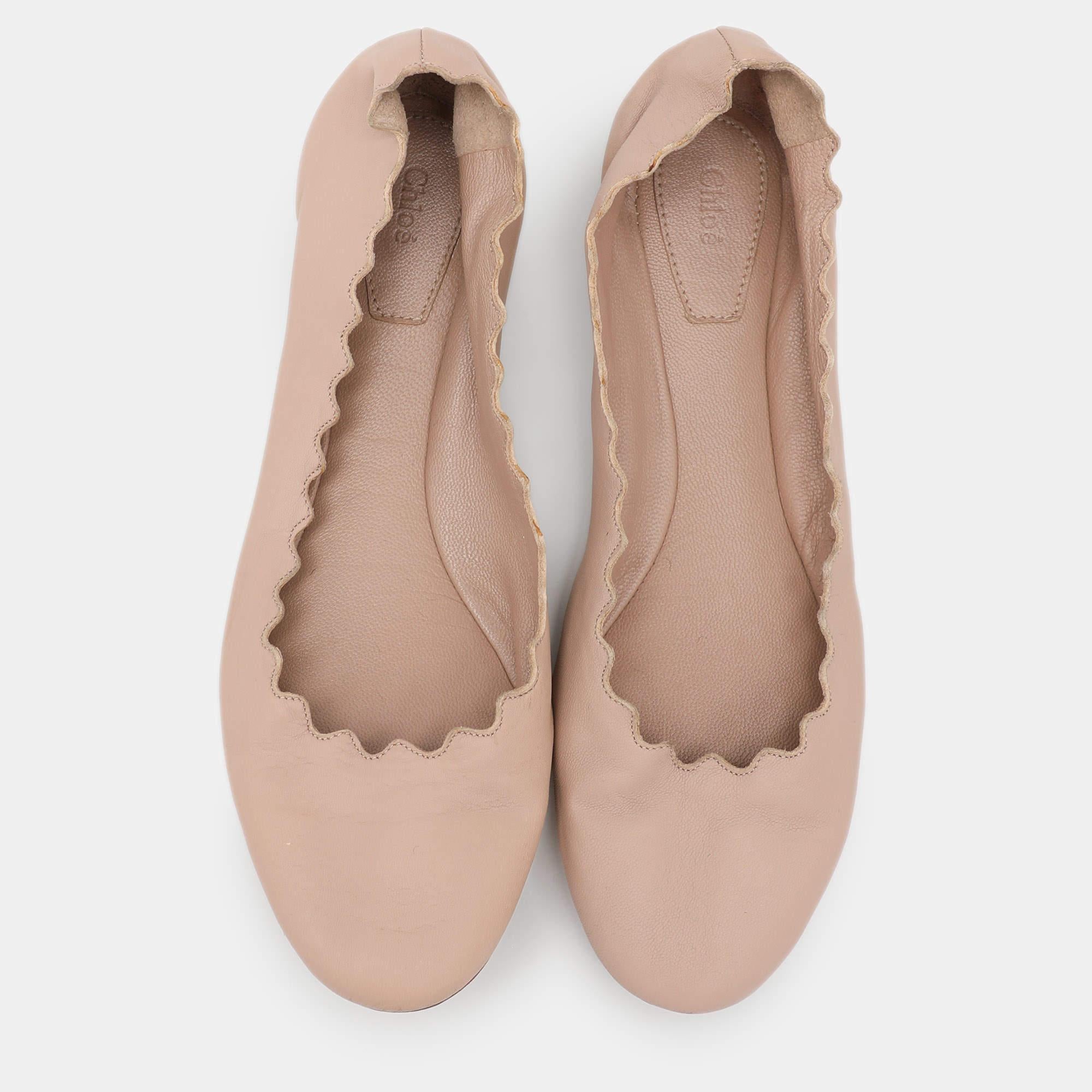 Beige Chloe - Ballerines en cuir beige à festons Lauren - Taille 35 en vente
