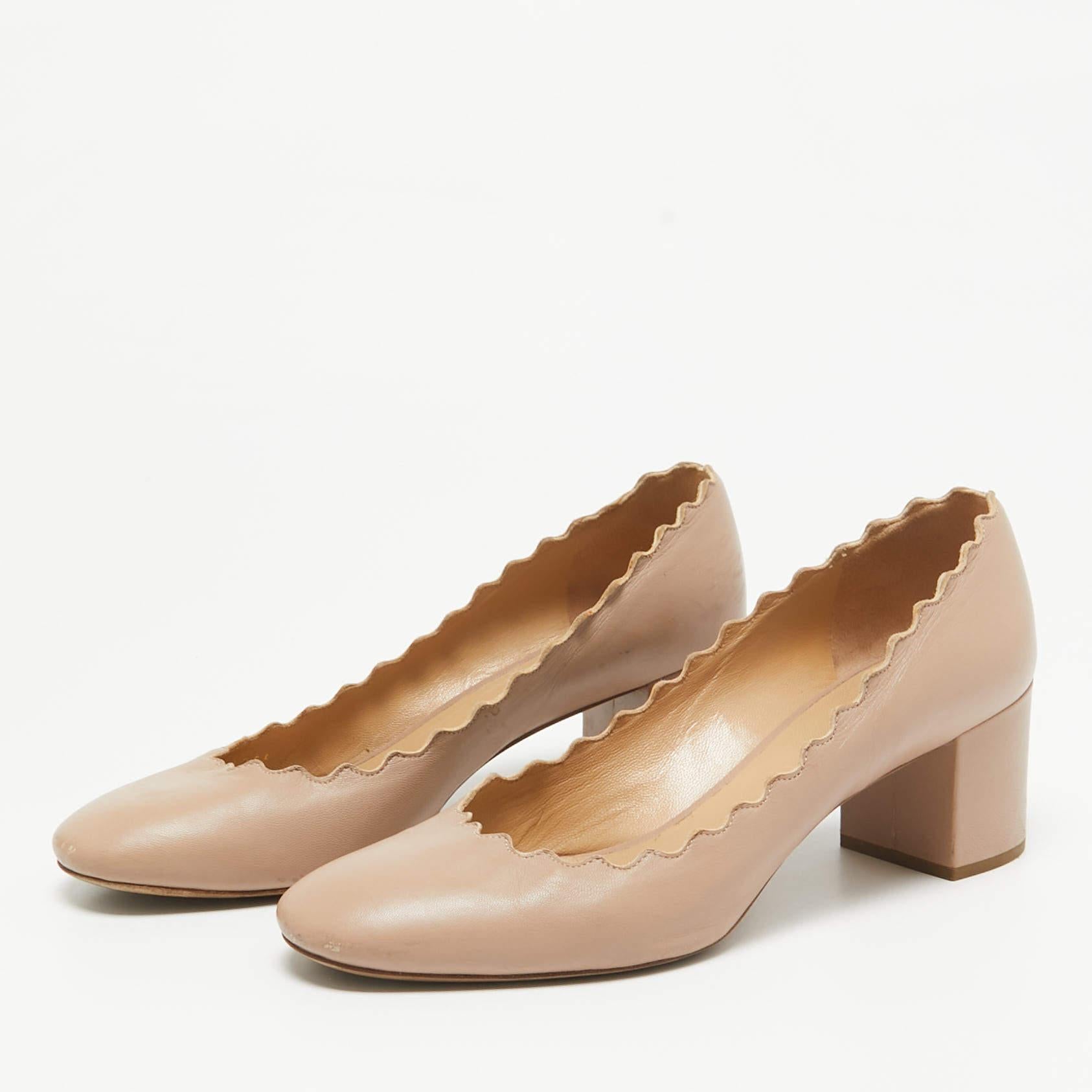 Affichez un style élégant avec cette paire d'escarpins. Ces chaussures élégantes sont fabriquées à partir de matériaux de qualité. Ils sont posés sur des semelles durables et des talons élégants.