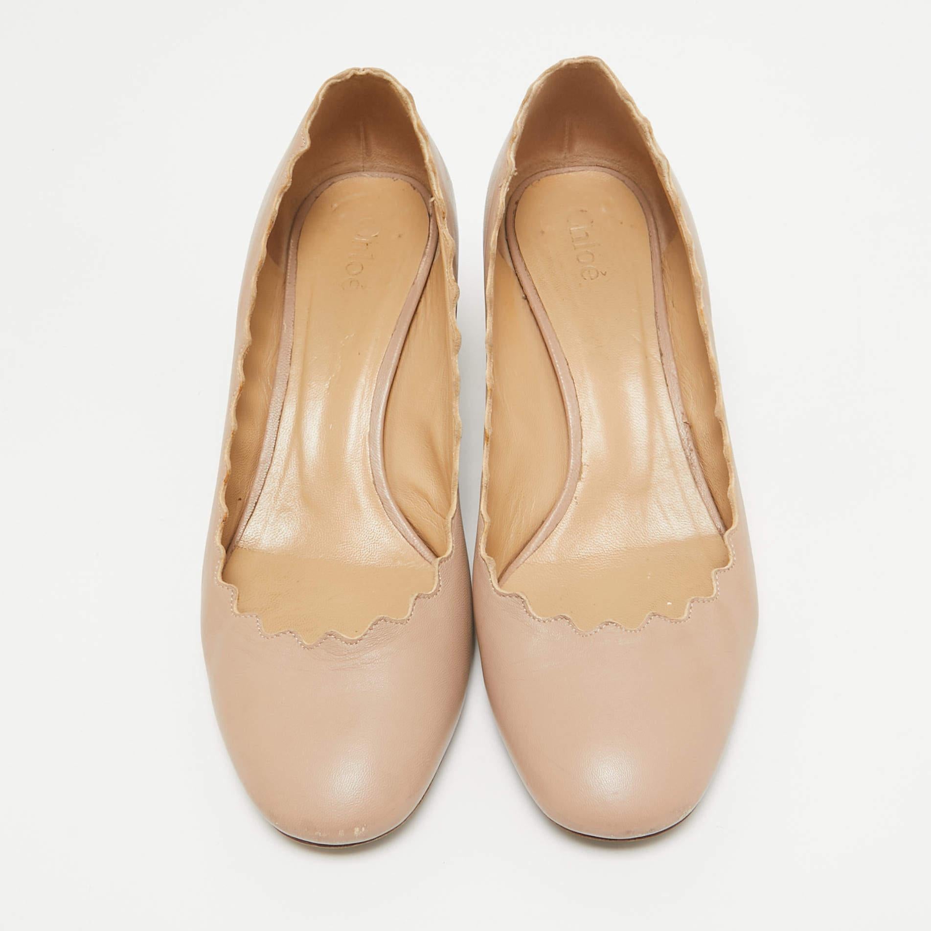 Beige Escarpins Laurena à talons festonnés en cuir beige Chloe, taille 36,5 en vente