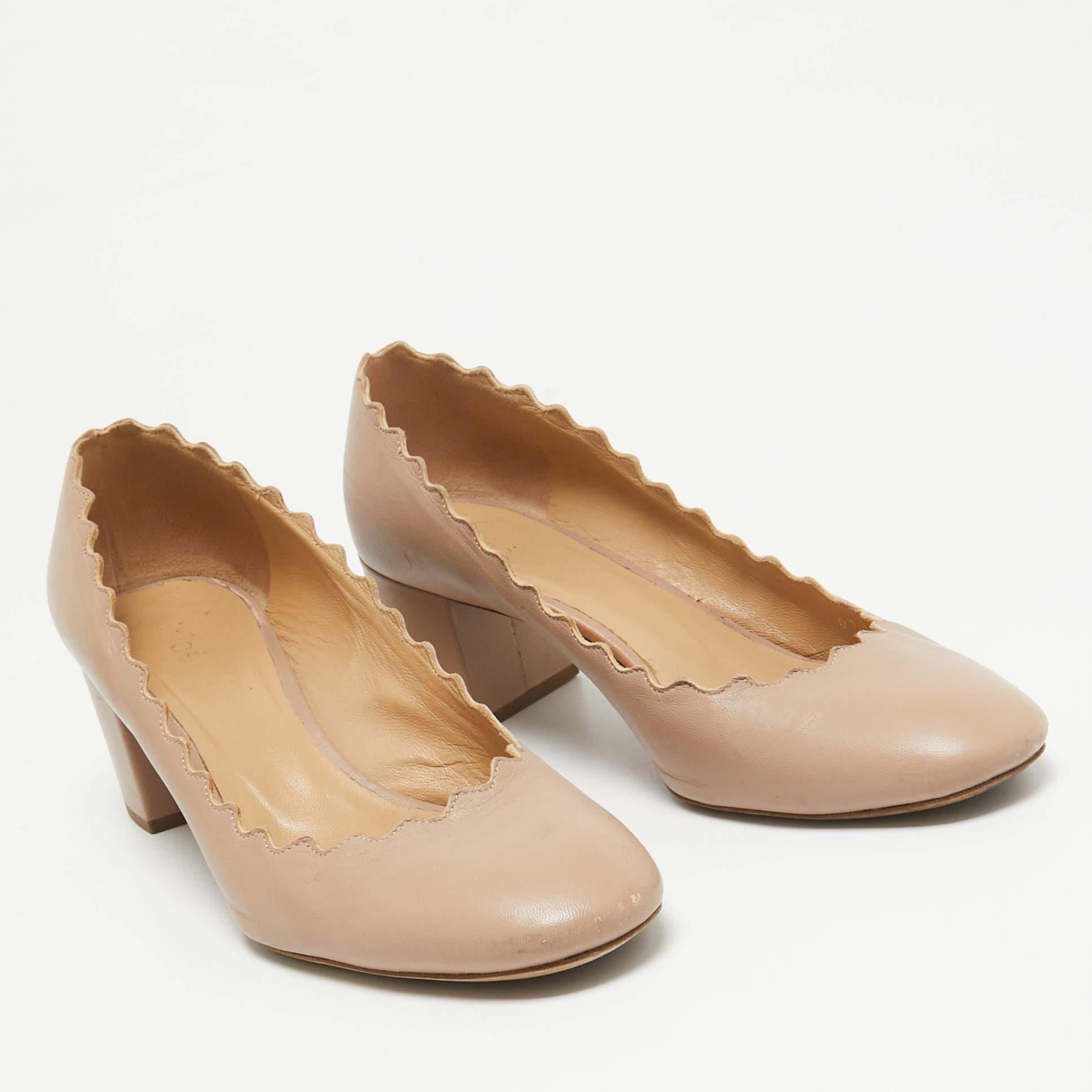 Escarpins Laurena à talons festonnés en cuir beige Chloe, taille 36,5 État moyen - En vente à Dubai, Al Qouz 2