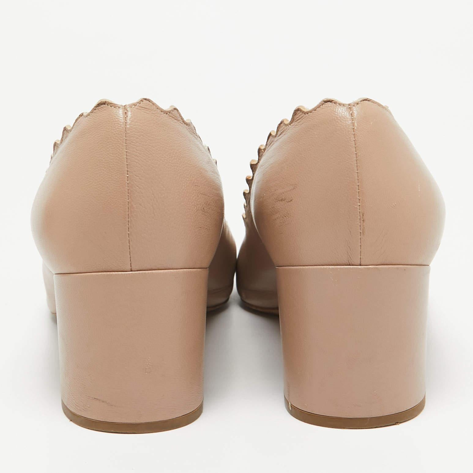 Escarpins Laurena à talons festonnés en cuir beige Chloe, taille 36,5 Pour femmes en vente