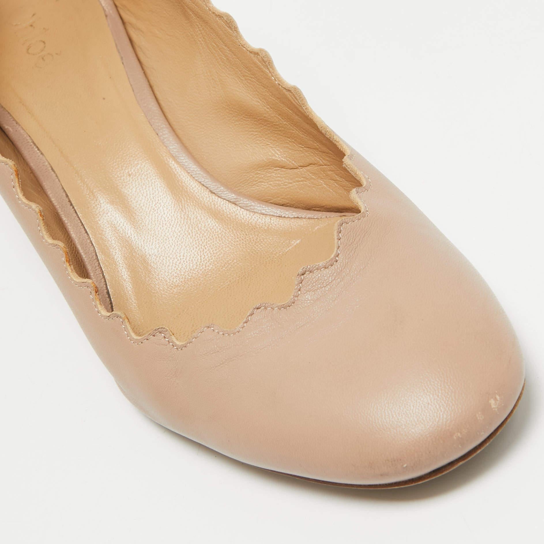 Escarpins Laurena à talons festonnés en cuir beige Chloe, taille 36,5 en vente 2