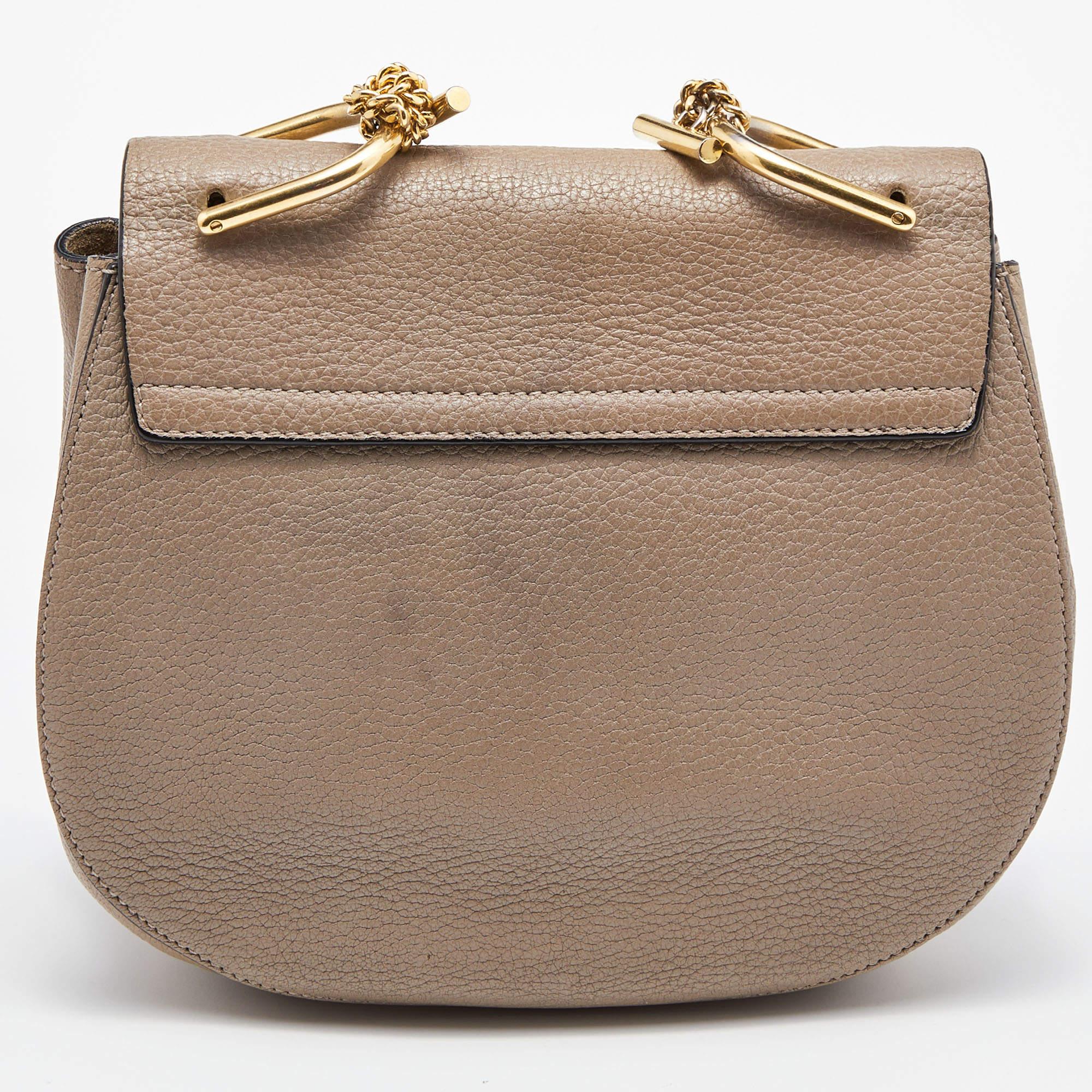 L'un des sacs les plus reconnaissables dans le monde du luxe, le sac Drew de Chloé faisait partie de la collection automne/hiver 2014 du label. Il présente une forme distincte et des détails de style minimal. Ce sac à bandoulière est méticuleusement