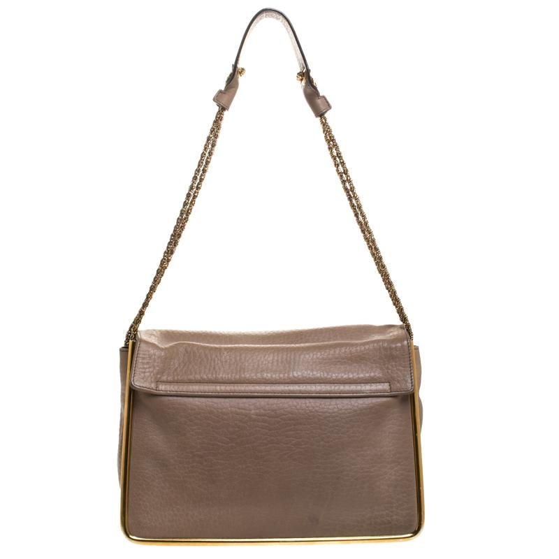 The beige Sally bag has been crafted from leather and styled with a front flap that features a gold-tone flip lock. It flaunts chain and leather shoulder straps and comes equipped with protective metal feet. It opens to a fabric-lined interior that