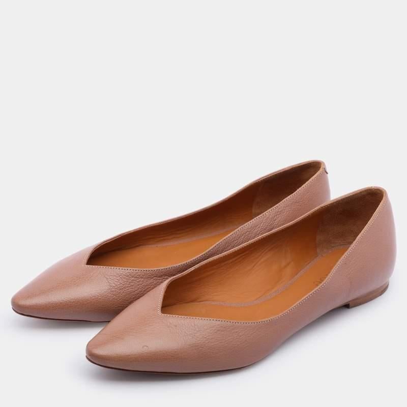 Defined by comfort and effortless style no wardrobe is ever complete without a pair of chic ballet flats. This pair is lovely to look at and is equipped with elements like a comfortable insole and a durable sole.