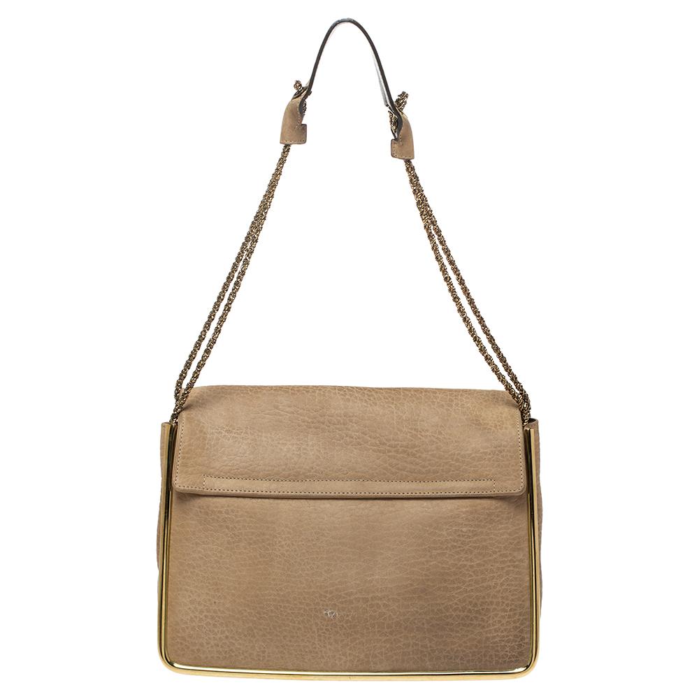 This stylish Sally shoulder bag from Chole is crafted from beige leather. The bag features a chain-link strap with leather shoulder rest and a stunning flip-lock in gold-tone. The flap opens to a spacious canvas-lined interior that houses a zip