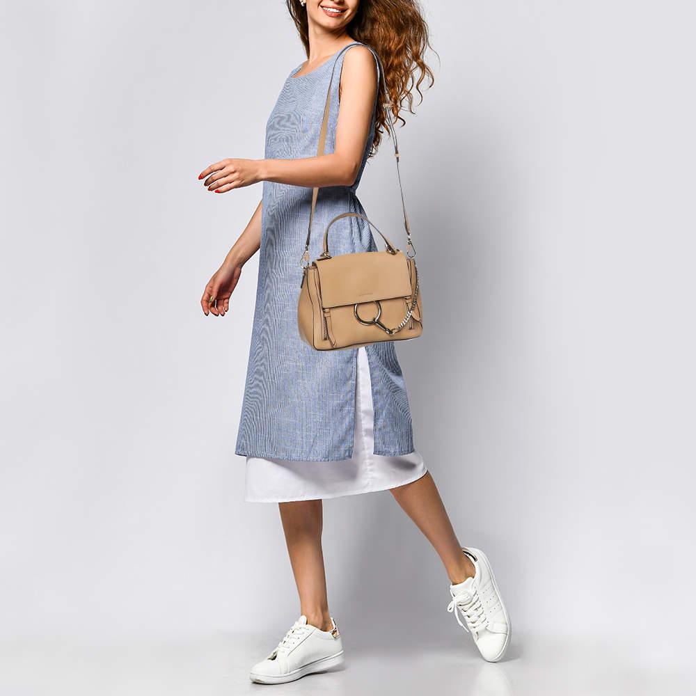 Calidad y diseño sin concesiones  este bolso de Chloe es imprescindible en cualquier armario. Con su construcción duradera y su lujoso acabado  es el accesorio perfecto para cualquier ocasión.