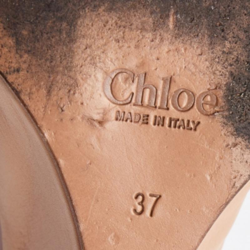 Fate una dichiarazione di stile chic con queste décolleté di design. Presentano tacchi robusti e suole resistenti, perfetti per le vostre uscite alla moda!