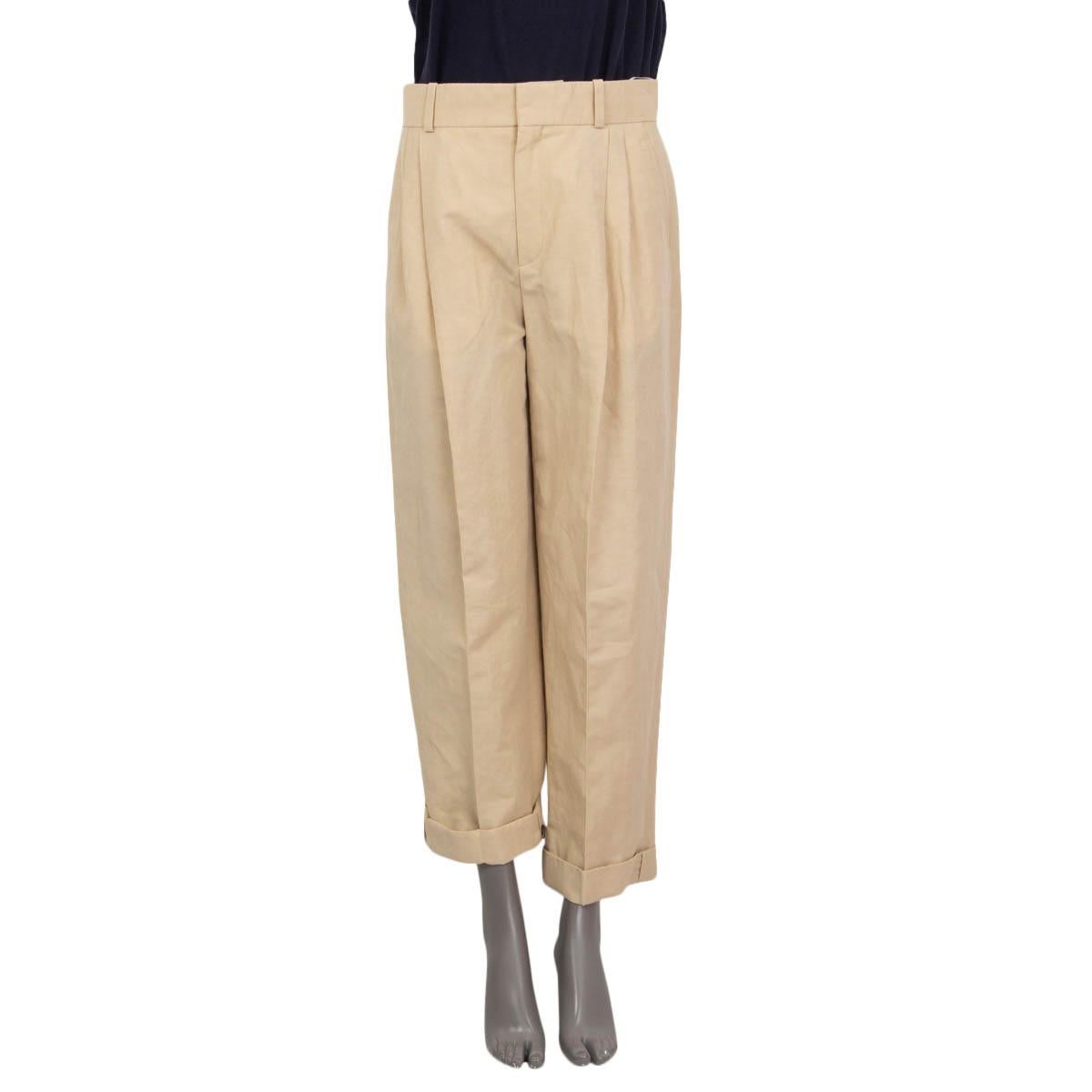 100% authentic Chloé cropped and pleated pants in soften brown linen (52%) and cotton (48%). Features buttoned cuffs and belt loops. Opens with hooks, zipper and a button on the front. Lined in beige cotton (100%). Have been worn and are in