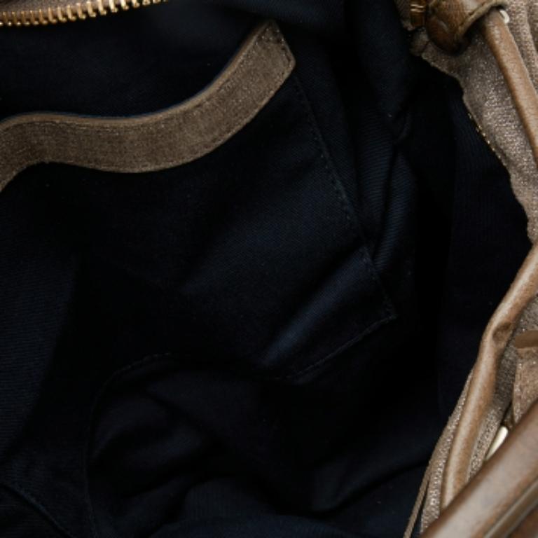 ¡Un impresionante bolso de Chloe para las noches glamurosas! Este bolso Chloe Ethel está confeccionado en ante brillante en un precioso tono beige. Tiene asas superiores de piel, cierre de cremallera y herrajes dorados. Viene con un interior forrado