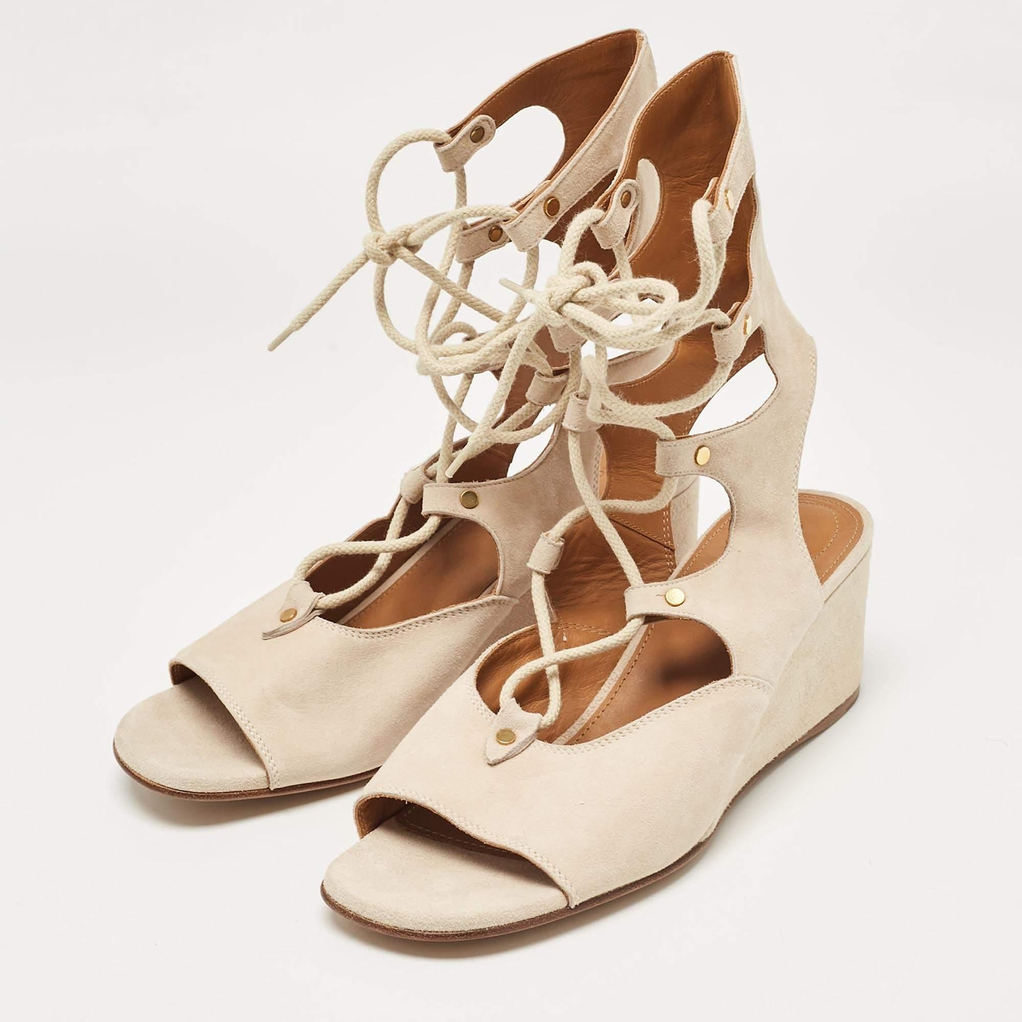 Questi sandali incorniceranno i tuoi piedi in modo elegante. Realizzato con materiali di qualità  hanno un design elegante e solette confortevoli.