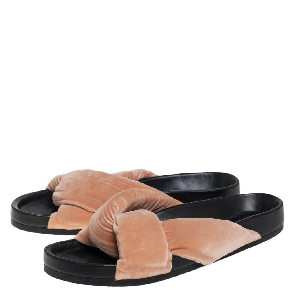 Chloe Beige Velvet Nolan Flat Slide Sandals Size 39 In Excellent Condition In Dubai, Al Qouz 2
