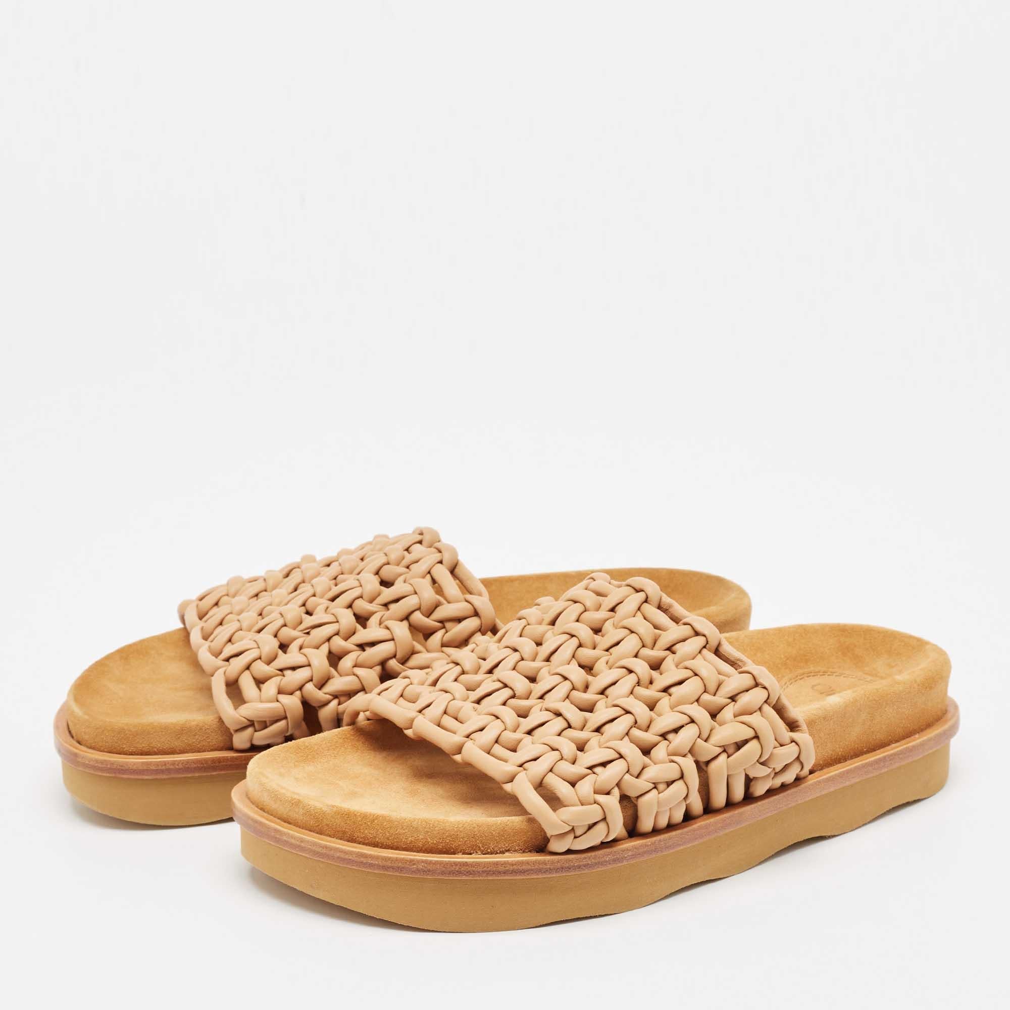 A perfect blend of luxury style and comfort these Chloe flat slides have woven leather uppers to frame your feet in an effortless way. They can be paired with a host of outfits from your wardrobe.
