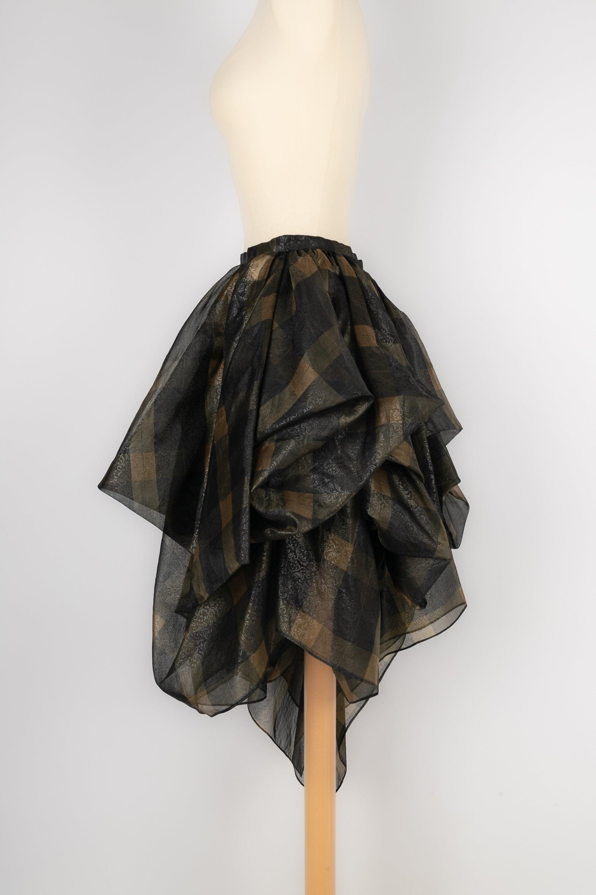 Chloe- Black and brown silk organza skirt with a transparent effect. No size nor composition label, it fits a 36FR.

Additional information:
Condition: Very good condition
Dimensions: Waist: 35 cm - Length: 71 cm

Seller Reference: FJ134