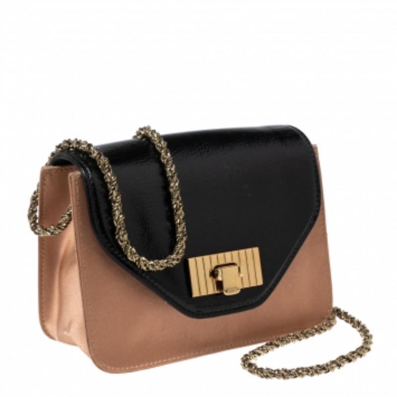 Diese stilvolle Sally Schultertasche von Chloe ist aus schwarzem/beigem Leder und goldfarbenem Metall gefertigt. Die Tasche hat eine Schulterkette und einen Klappverschluss. Diese Sally ist zusätzlich mit einem satinierten Innenraum ausgestattet.