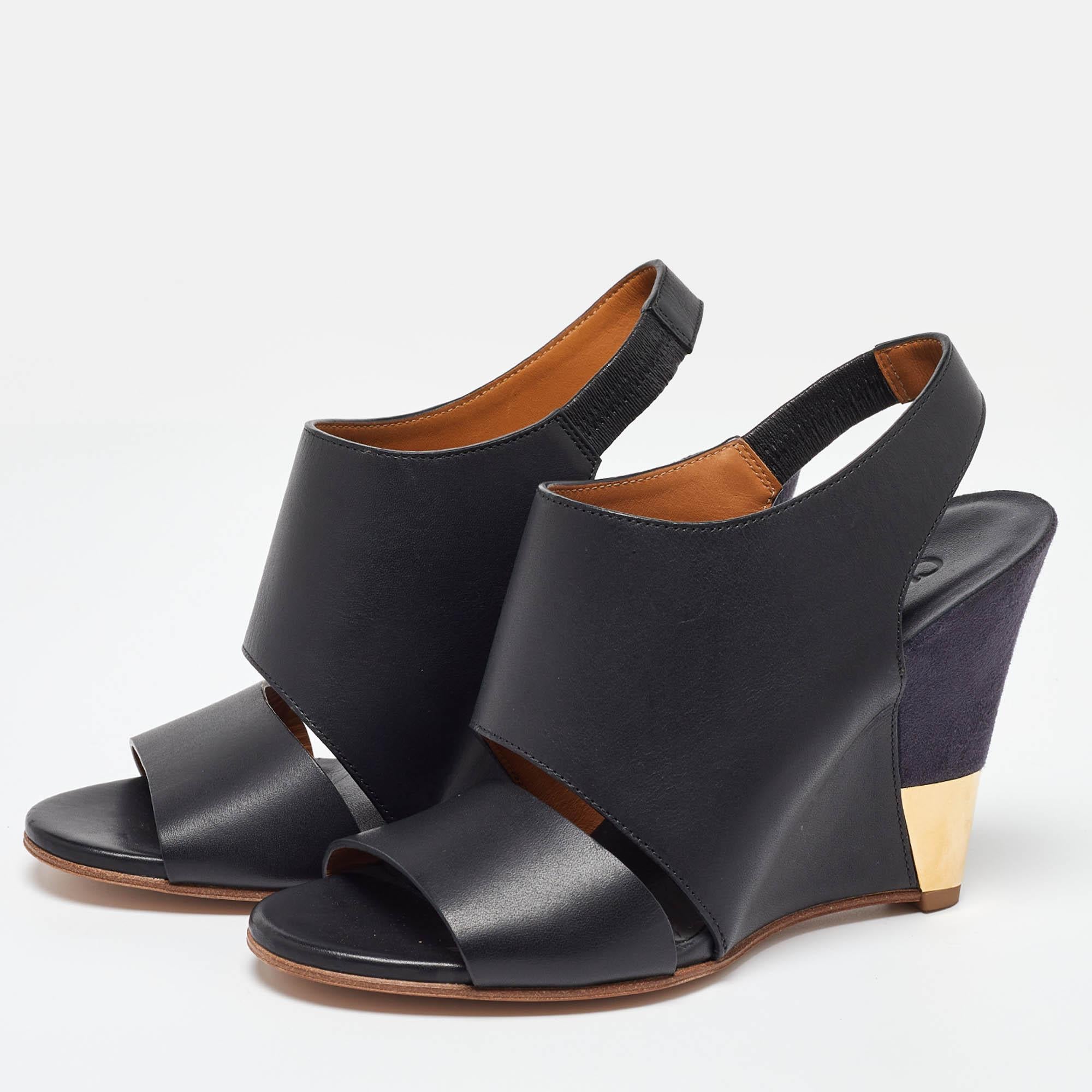 These sandals will frame your feet in an elegant manner. Crafted from quality materials they display a classy design and comfortable insoles.
