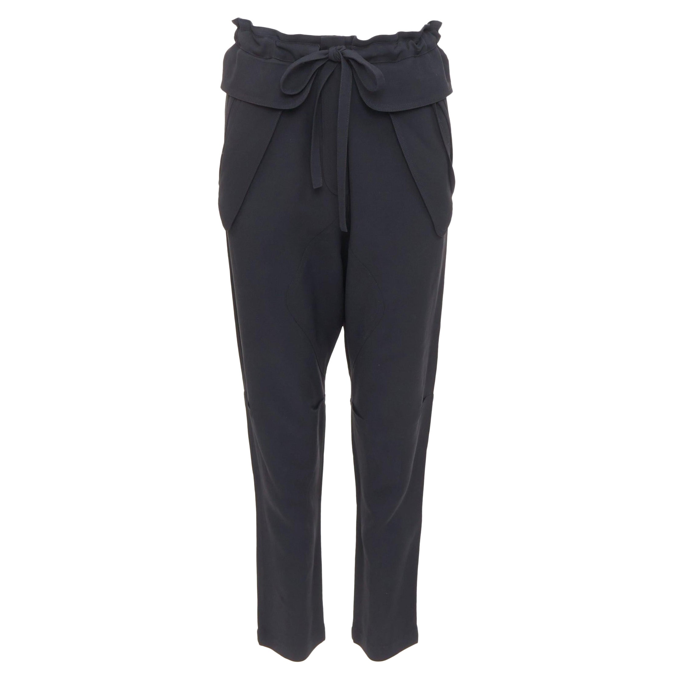 CHLOE - Pantalon harem cropped en cady noir avec poche à rabat et nœud sur le devant en forme de sac en papier