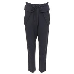 CHLOE - Pantalon harem cropped en cady noir avec poche à rabat et nœud sur le devant en forme de sac en papier