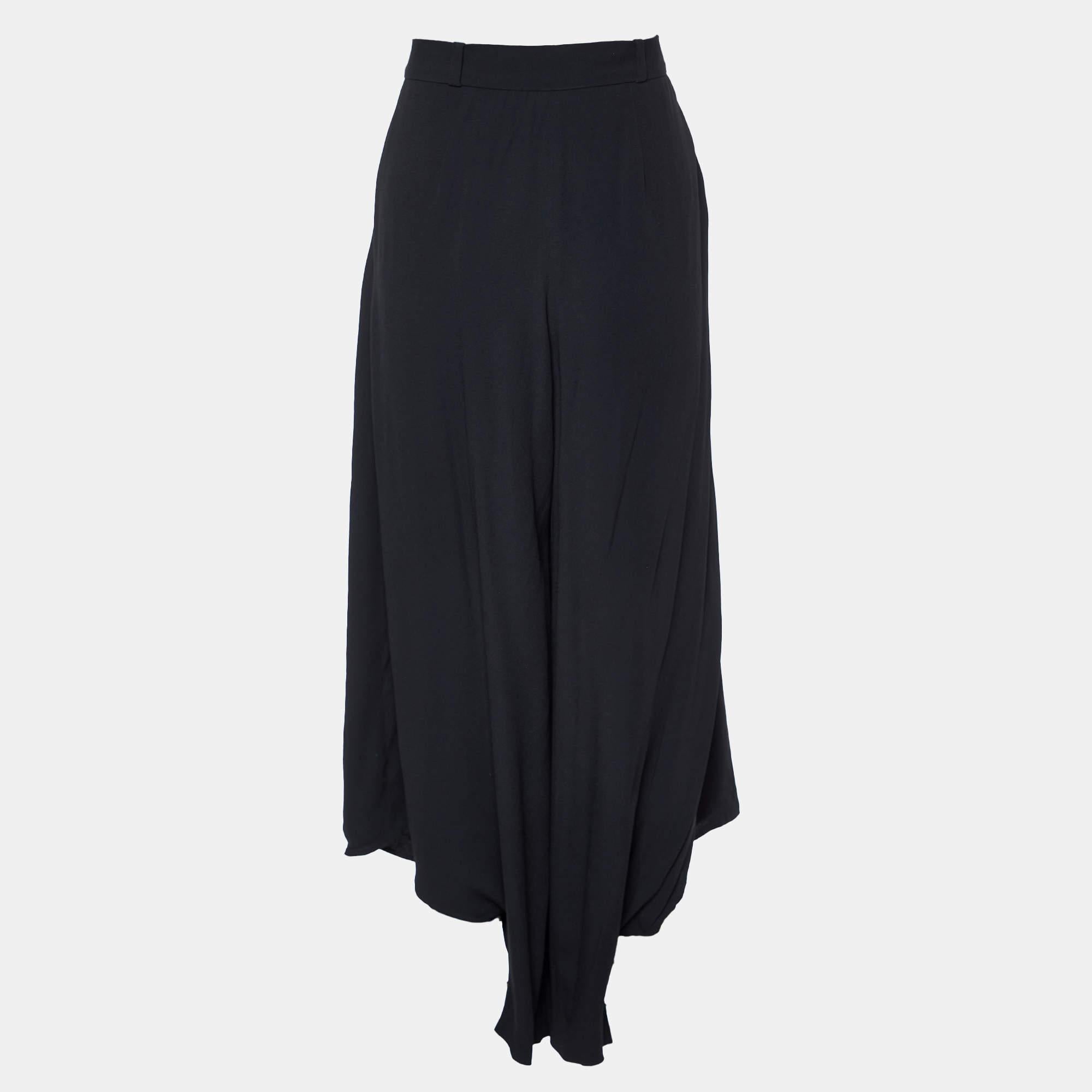 Enhance your formal attire with this pair of trousers. Designed into a superb silhouette and fit this pair of trousers will definitely make you look elegant.