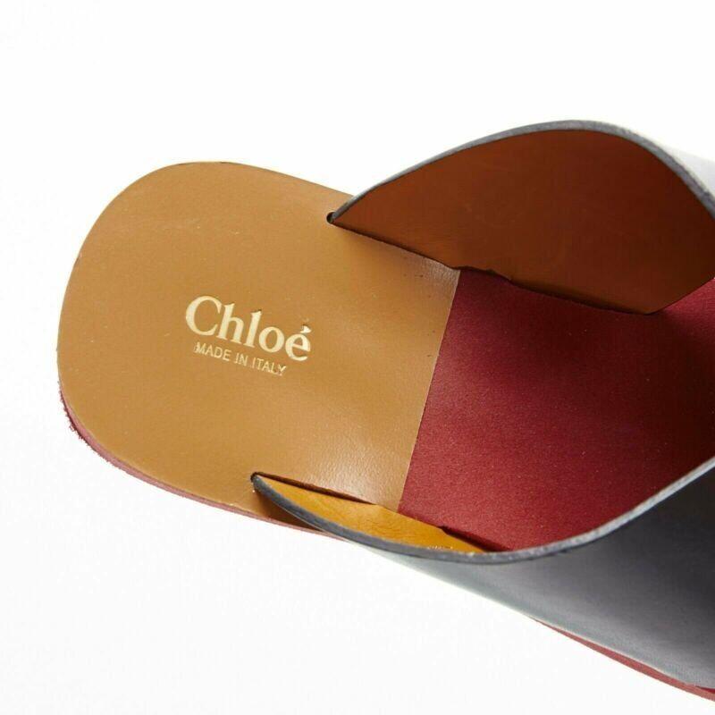 CHLOE diapositives en cuir noir à lanières croisées, garnies d'un large œillet rouge en caoutchouc EU37 en vente 5