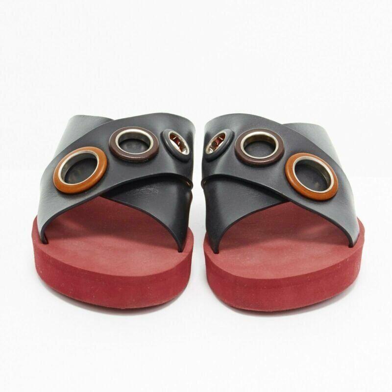 CHLOE diapositives en cuir noir à lanières croisées, garnies d'un large œillet rouge en caoutchouc EU37
Référence : TGAS/A03037
Marque : Chloe
Matériau : Plastique
Couleur : Noir
Motif : Solide
Fermeture : Slip On
Détails supplémentaires : Bracelet
