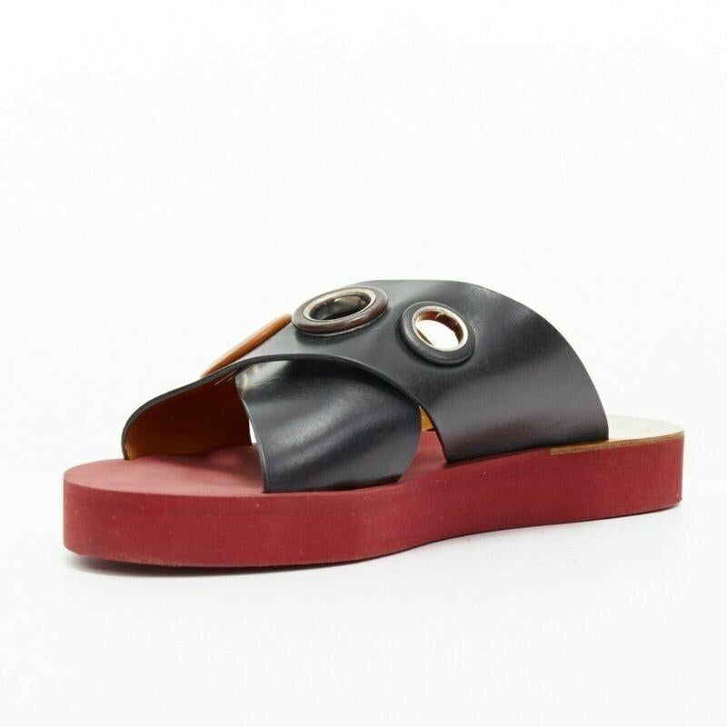 CHLOE black cross strap leather trimmed large grommet red rubber slides EU37 In Good Condition For Sale In Hong Kong, NT
