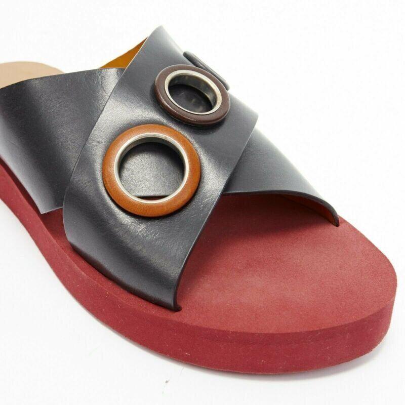 CHLOE diapositives en cuir noir à lanières croisées, garnies d'un large œillet rouge en caoutchouc EU37 en vente 3