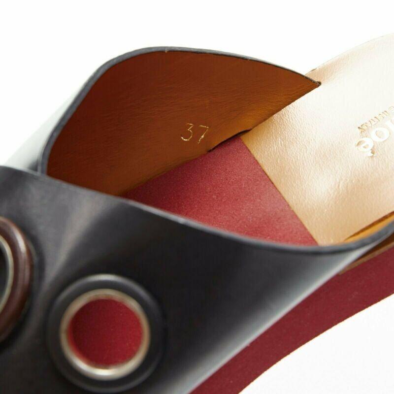 CHLOE diapositives en cuir noir à lanières croisées, garnies d'un large œillet rouge en caoutchouc EU37 en vente 4