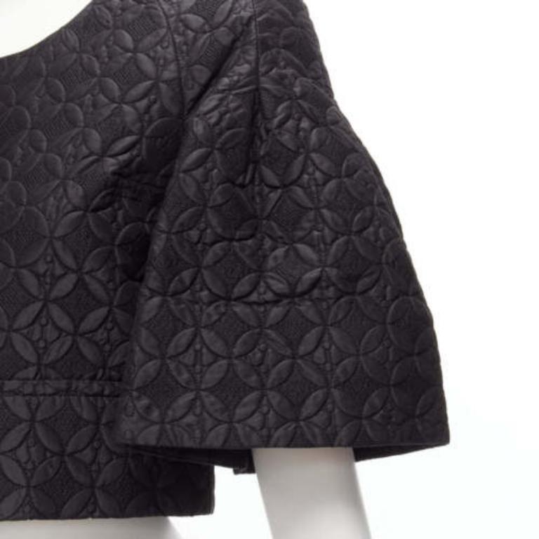 CHLOE nero jacquard floreale manica a campana collo rotondo giacca cropped FR34 XS
Riferimento: SNKO/A00252
Marchio: Chloe
Materiale: Cotone, seta
Colore: nero
Modello: Floreale
Chiusura: bottone
Fodera: Tessuto nero
Dettagli extra: Abbottonatura