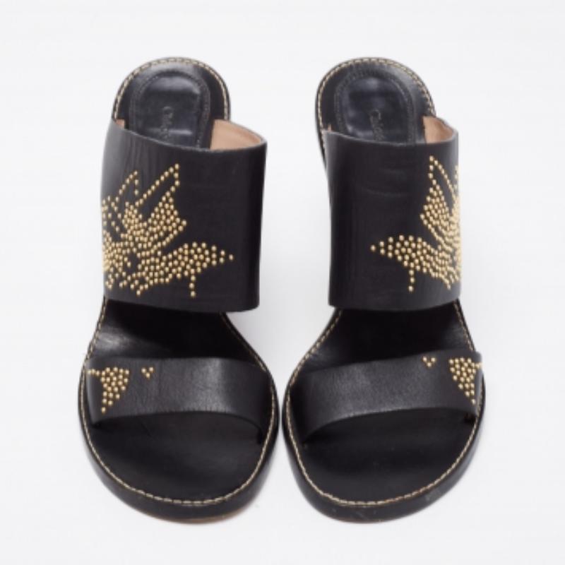 Chloe Black/Gold Studded Leather Slide Sandals Size 41 In Good Condition For Sale In Dubai, Al Qouz 2