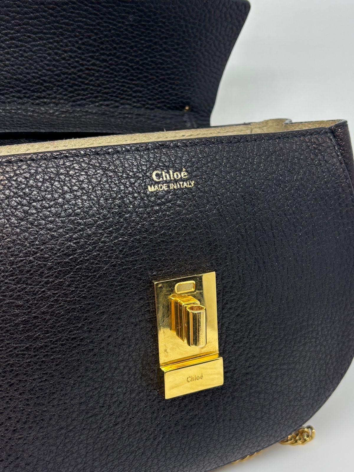 Un bolso clásico de Chloe Drew en piel negra con herrajes dorados. Ligeramente desgastado, con ligeros arañazos en los herrajes. La bolsa se entrega tal cual. 