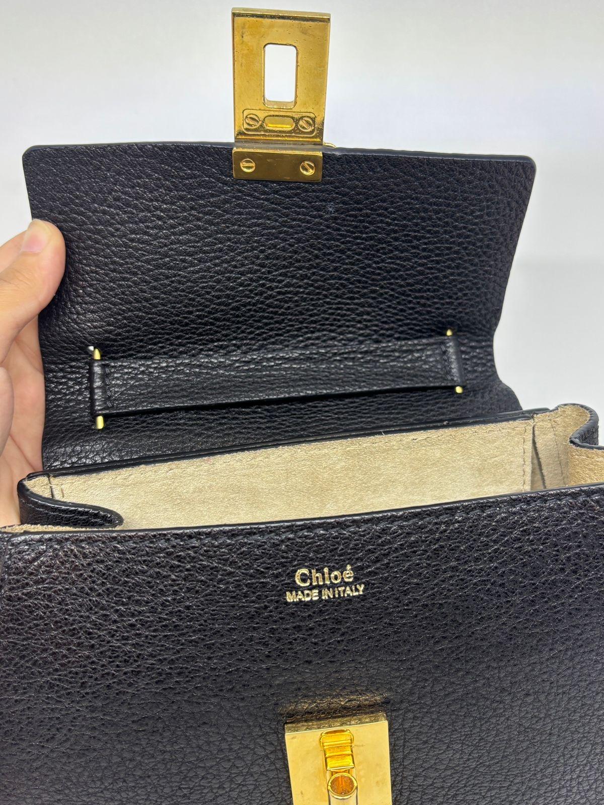 Bolso Crossbody Drew de piel granulada negra de Chloe en venta 1