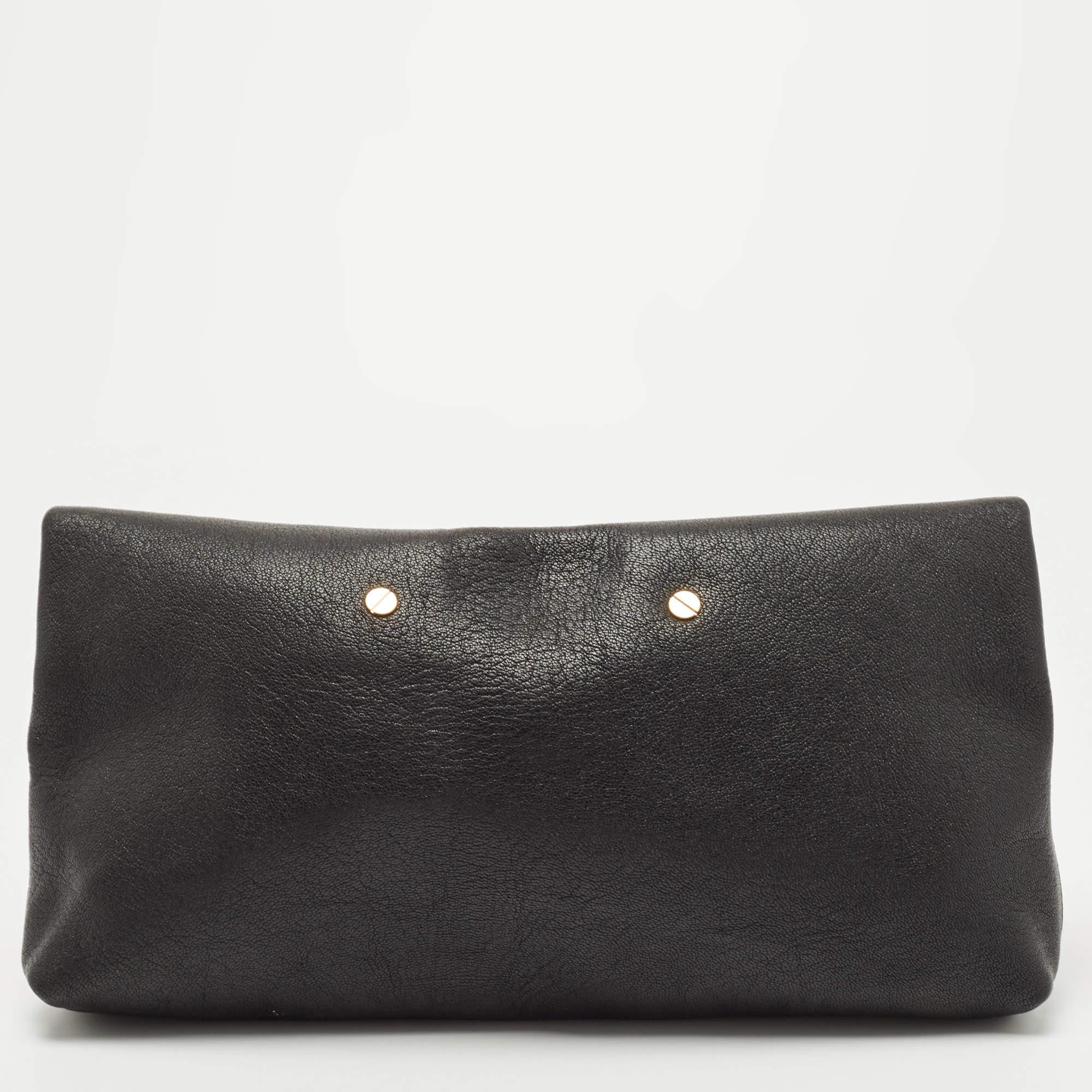 One of the most recognizable bags in the luxury world, Chloe's Drew bag was part of the label's fall/winter 2014 collection. It carries a distinct shape and minimal style detailing. This clutch version has been meticulously crafted from leather in a