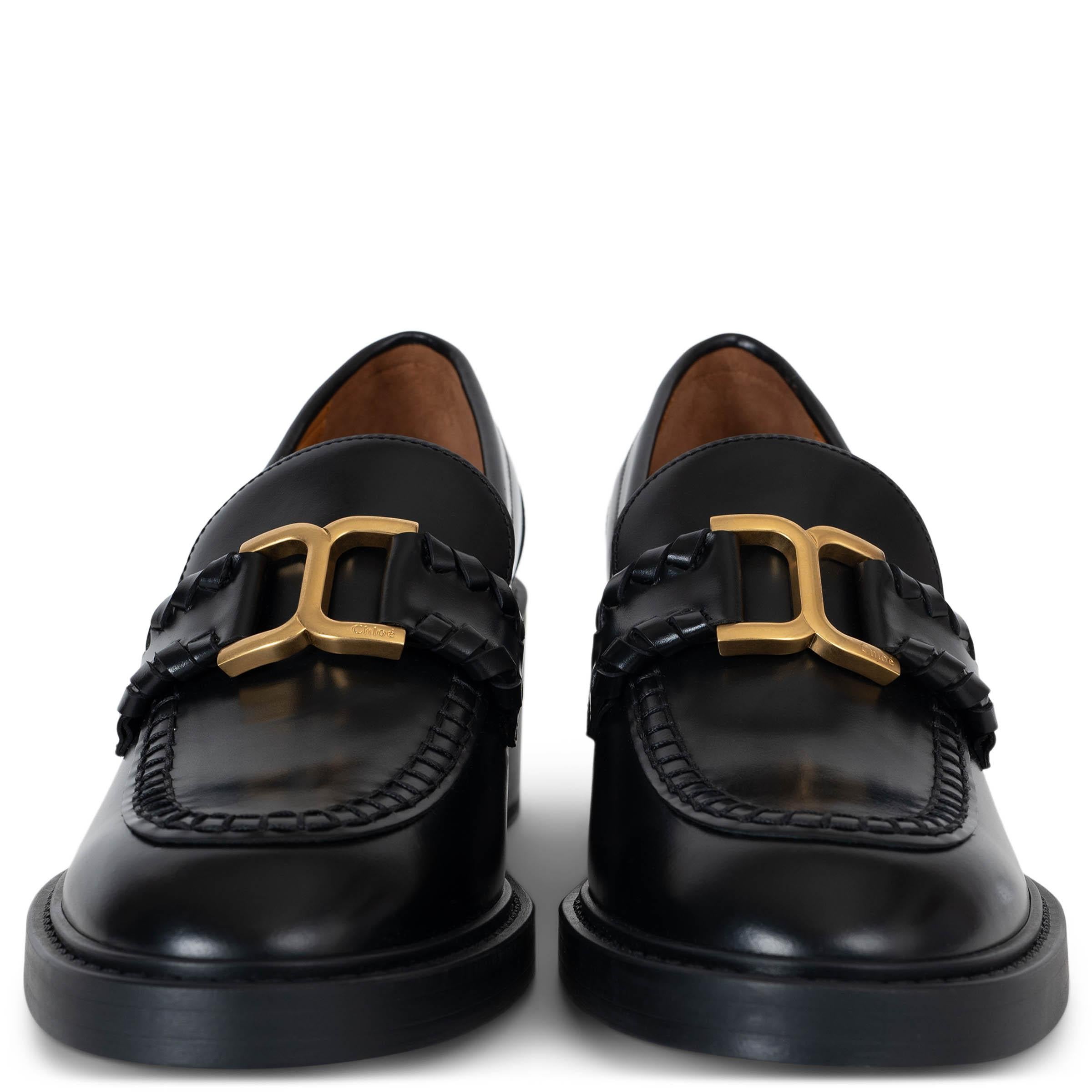 Diese 100% authentischen Chloé Marcie Pumps aus schwarzem, glänzendem Kalbsleder verleihen dem klassischen Loafer-Style eine raffinierte Note. Mit goldfarbener Chloé-Gravur, mandelförmiger Zehenpartie und dickem Blockabsatz aus Gummi bieten sie eine