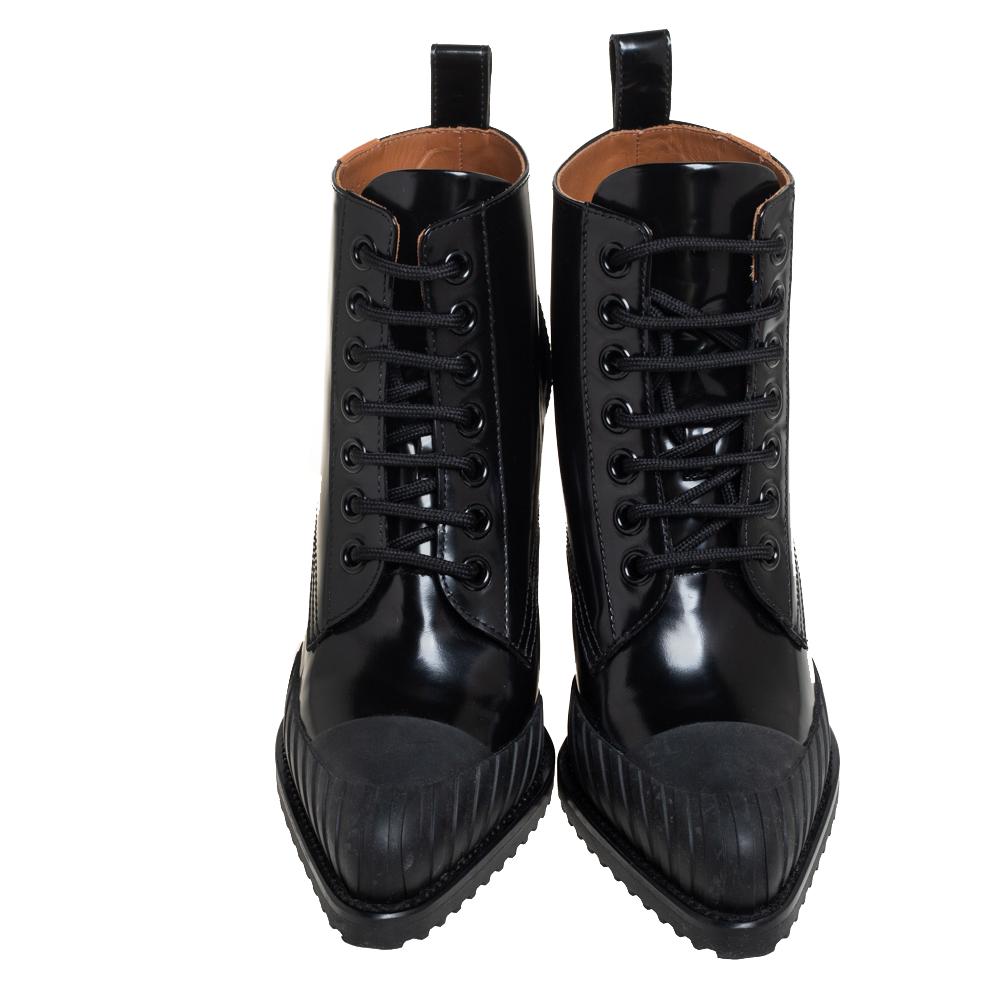 Chloé Black Leather And Rylee Rubber Cap Toe Lace Up Ankle Boots Size 40 In New Condition In Dubai, Al Qouz 2