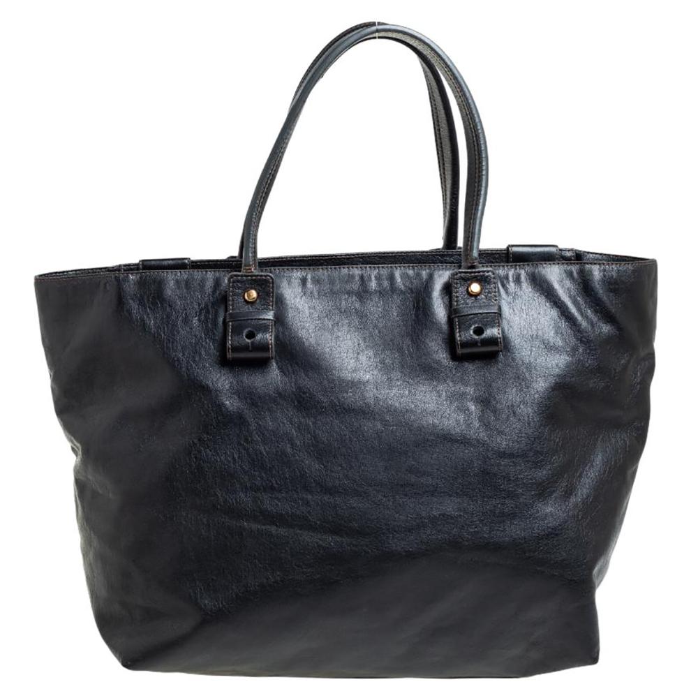 This Eclipse tote from the french label Chloe has proven to be a must-have for women on the go! Its almost slouched shape is fit to place all your belongings. Crafted in black leather, the detailing includes double rounded handles, gold-tone