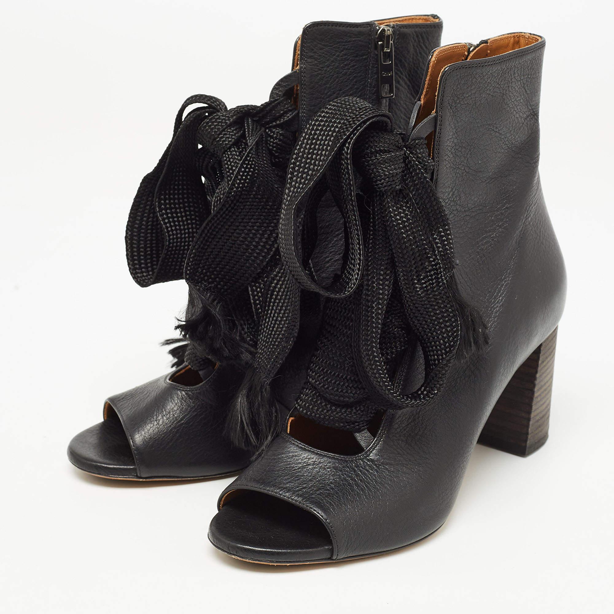 Estos botines atemporales de Chloe están pensados para durarte temporada tras temporada. Fabricados en piel negra, están diseñados con un elegante arco, peep toes y tacones de 7,5 cm.