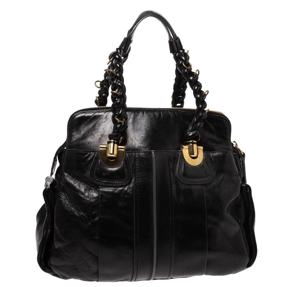 Convoité par les femmes à la mode du monde entier, le Heloise est un sac qui vaut son prix. Il provient de la marque de luxe Chloe. Ce sac en cuir noir est doté de poignées tressées, de ferrures dorées et d'un intérieur spacieux en tissu.

Comprend