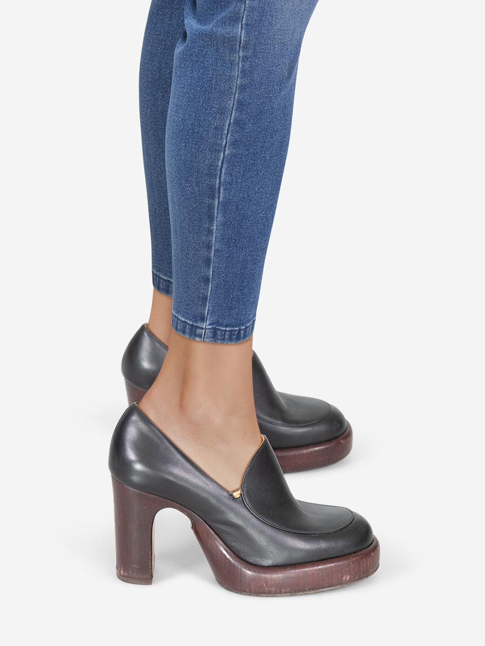 L'ÉTAT est très bon. L'usure des talons est minime. Éraflures mineures à l'avant, la plate-forme et le talon des deux chaussures sur cet article de revente de designer Chloé utilisé. Le Label de dimensionnement est manquant sur cet article.
 

 

