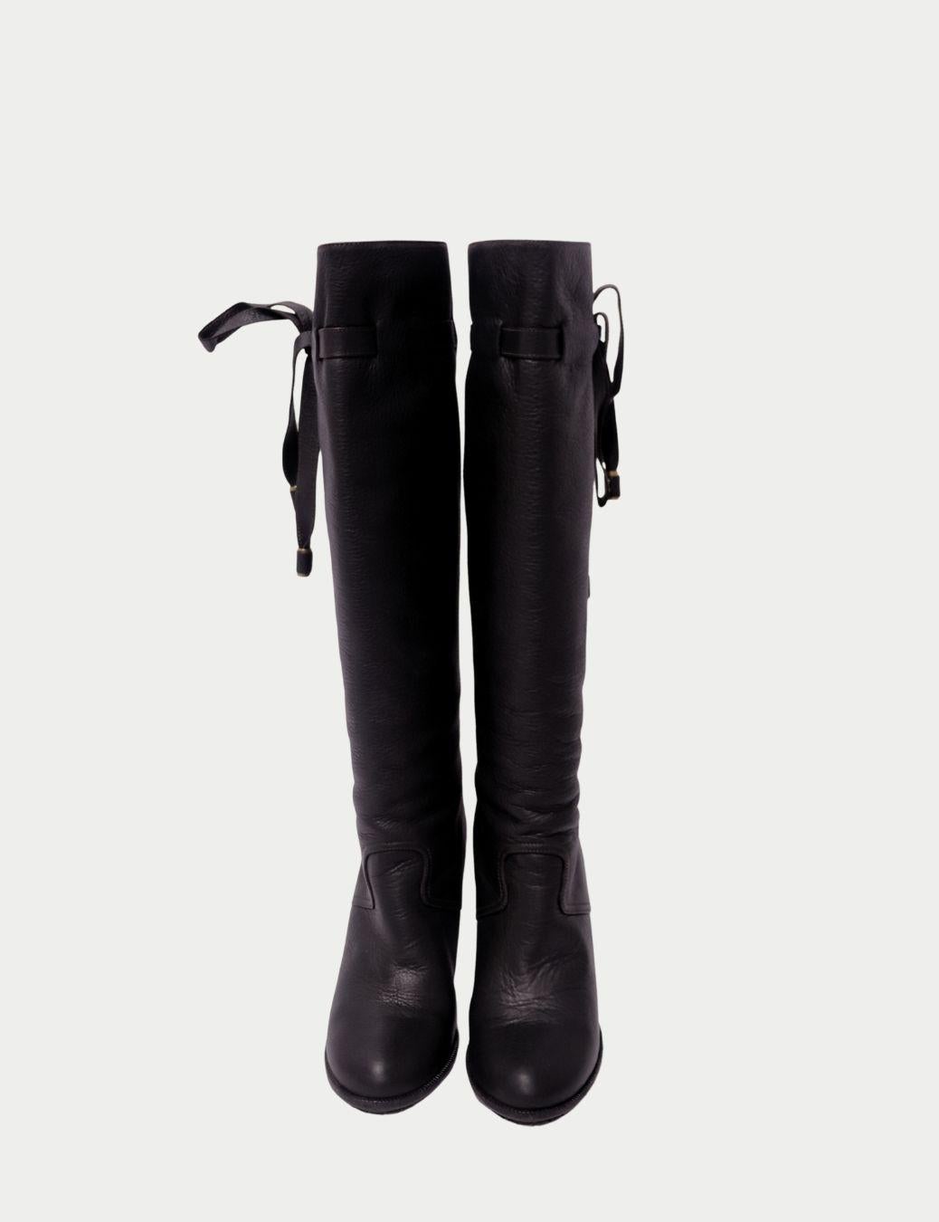 Chloé - Cuissardes en cuir noir à lacets

Elégantes et sans effort, ces bottes en cuir noir de Chloé, qui montent jusqu'aux genoux, reflètent l'équilibre entre féminité et force propre à la marque. Fabriquées en cuir doux et galbé, ces bottes sont