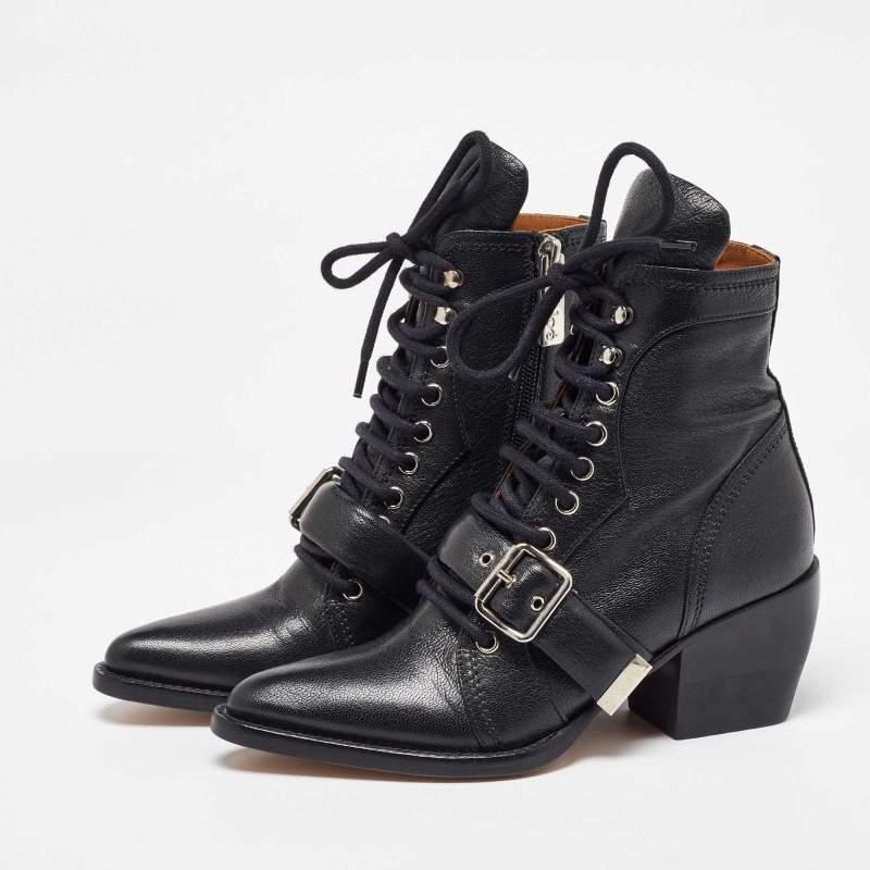 Estos preciosos botines vienen de la casa Chloe. Fabricados en piel de calidad, están disponibles en un bonito tono negro. Llevan cordones en la parte superior, tacones de 6 cm, herrajes plateados y suela de cuero.