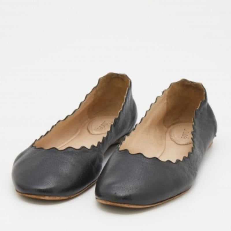 Queste ballerine nere Lauren di Chloe ti faranno sicuramente attirare sguardi ammirati ogni volta che le indosserai! Realizzate in pelle, hanno la punta arrotondata e finiture smerlate che rendono l'effetto sorprendente.