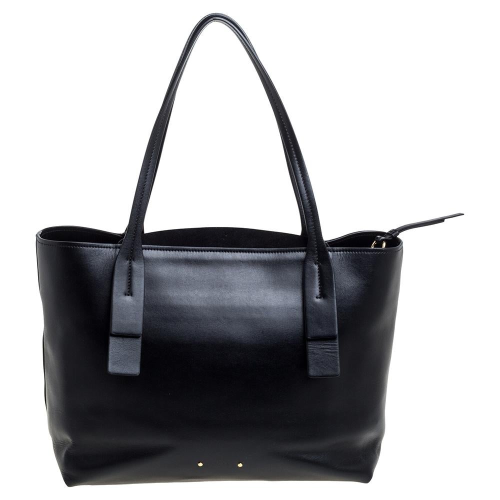 There’s nothing like a Chloé piece to make your day feel and look glamorous. This edgy tote is made from black leather and is ideal for everyday use. Featuring top handles, it flaunts a gold-tone C logo at the front and a spacious interior to house